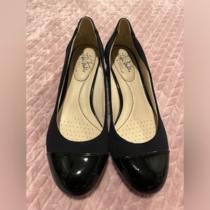 Black shiny cap toe LIFE STRIDE SOFT SYSTEM mini wedge